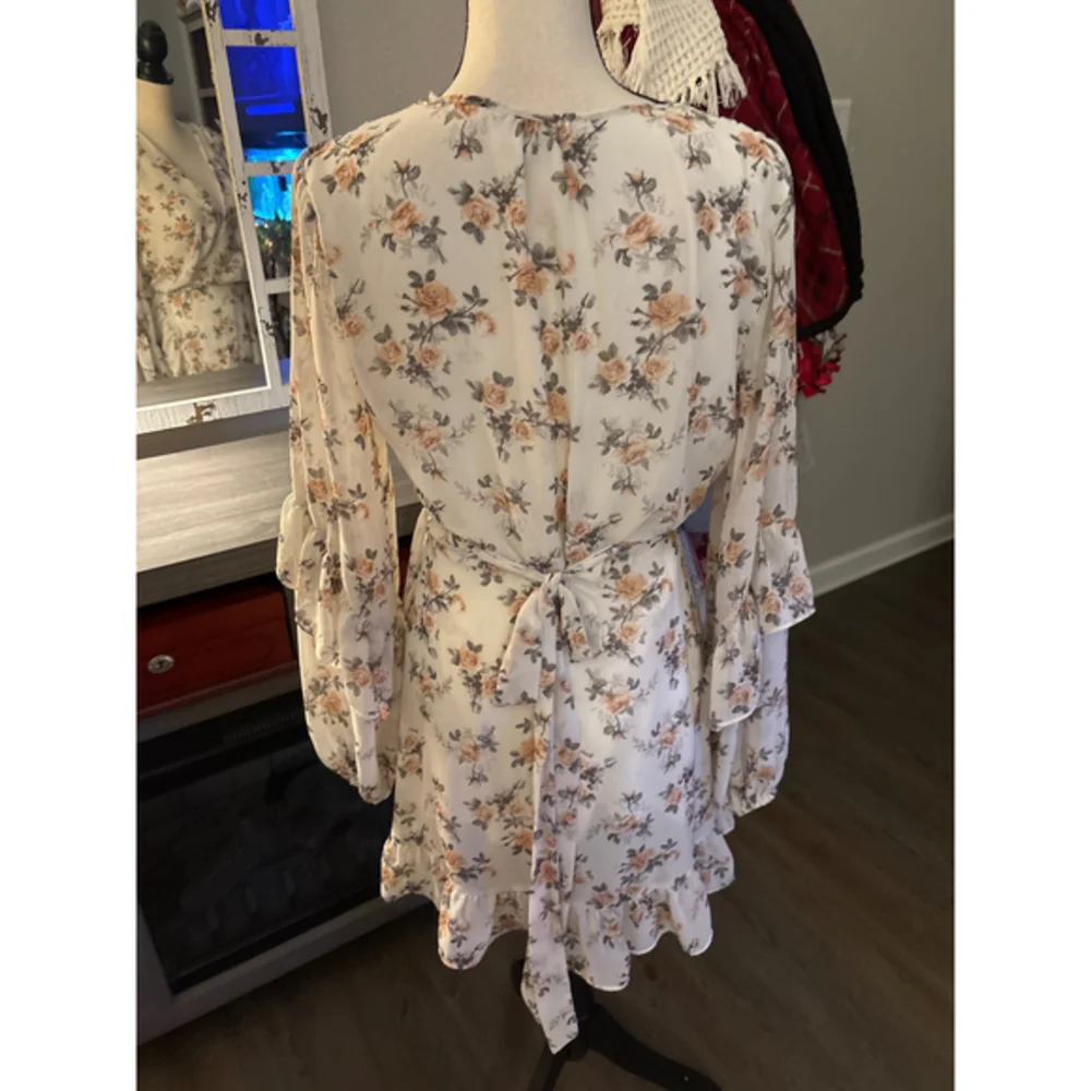 Aakaa floral wrap dress size medium white‎ pink long sleeve